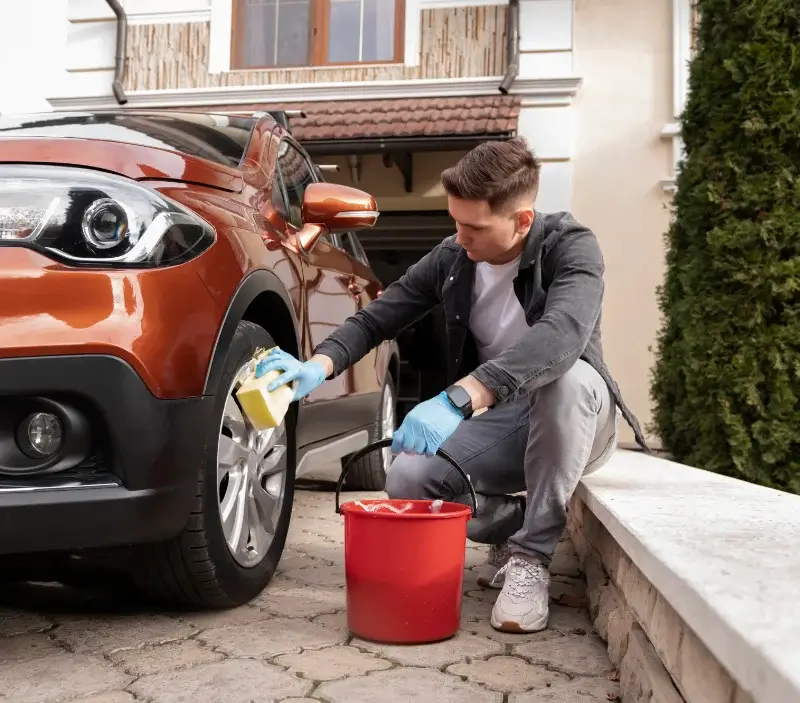 Lavage auto à domicile La Madeleine-Bouvet : professionnel intervenant sur un véhicule
